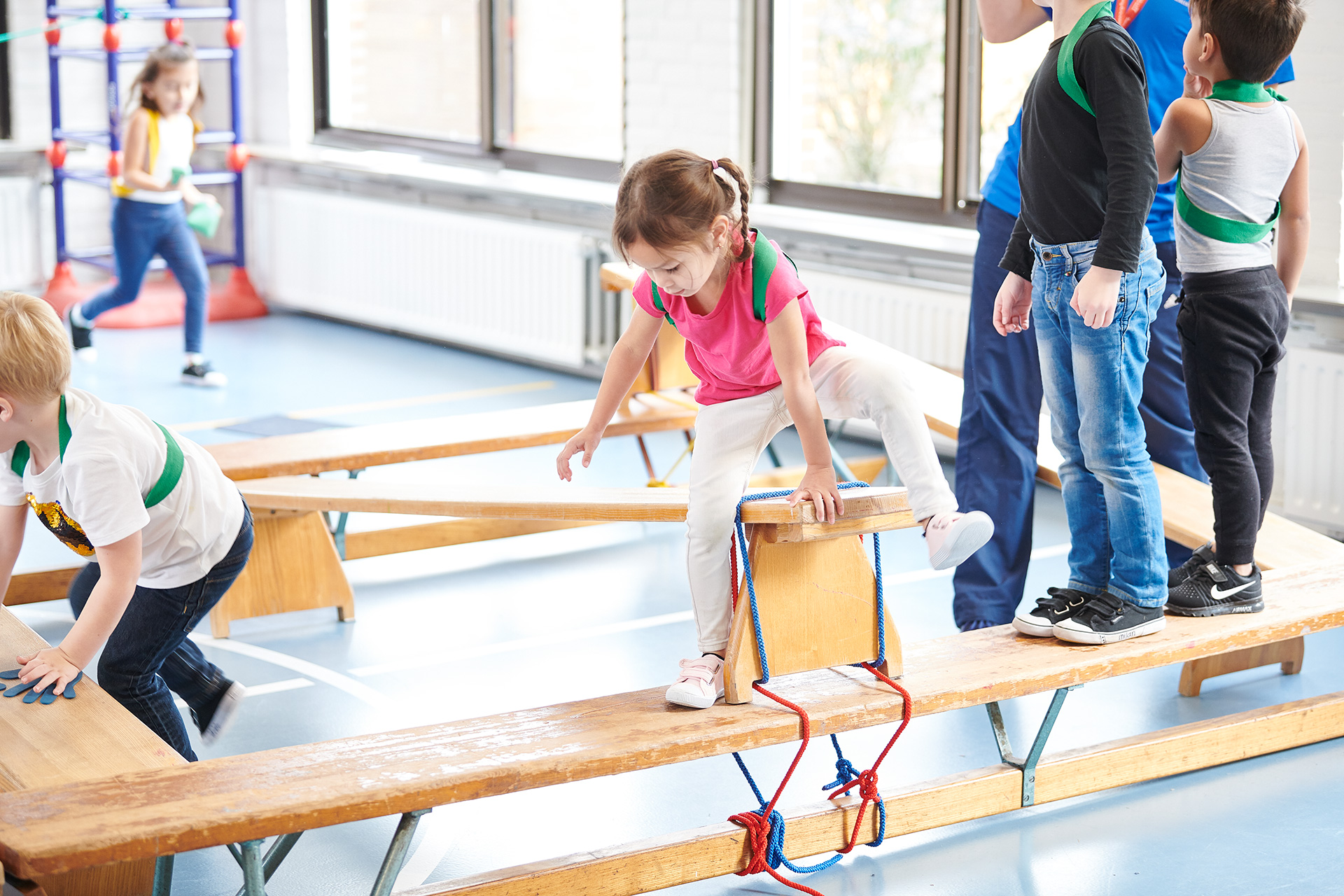 Leerlingen in het gymlokaal