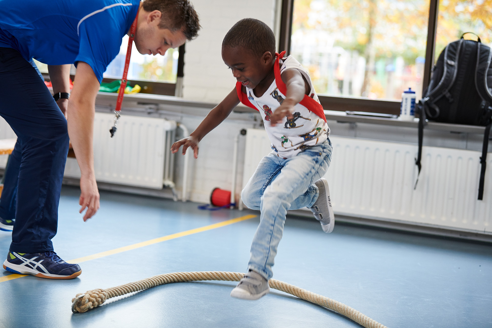 Leerling in het gymlokaal