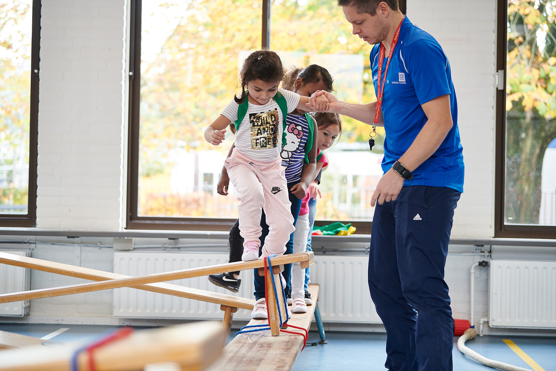 Leerlingen in het gymlokaal