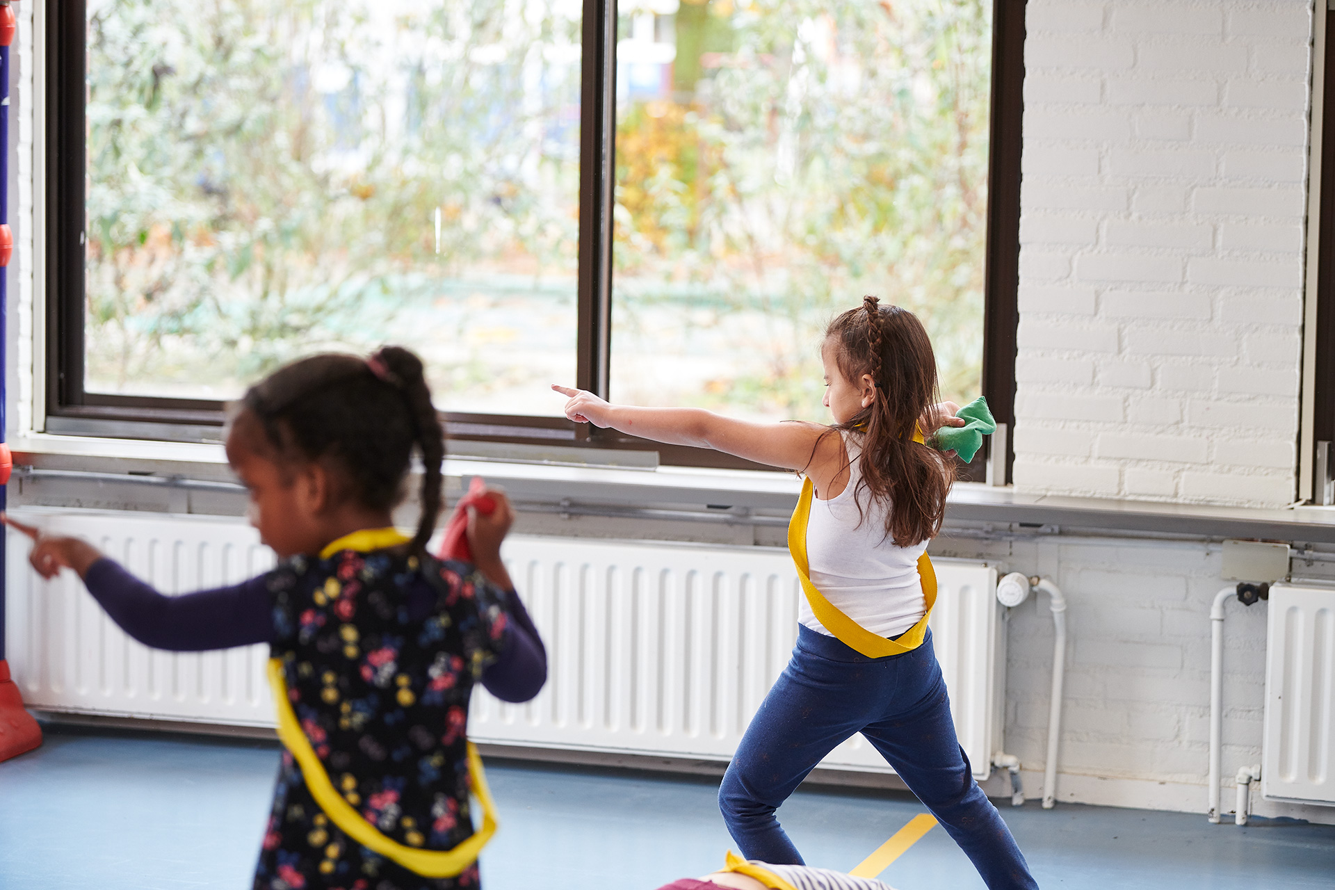 Leerlingen in het gymlokaal