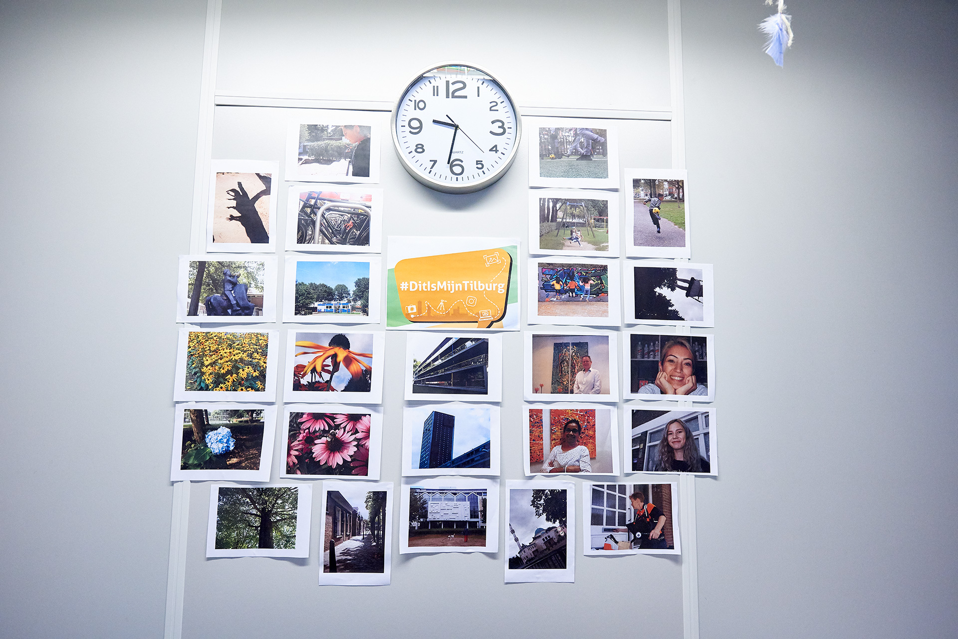 Foto's en een klok op de muur