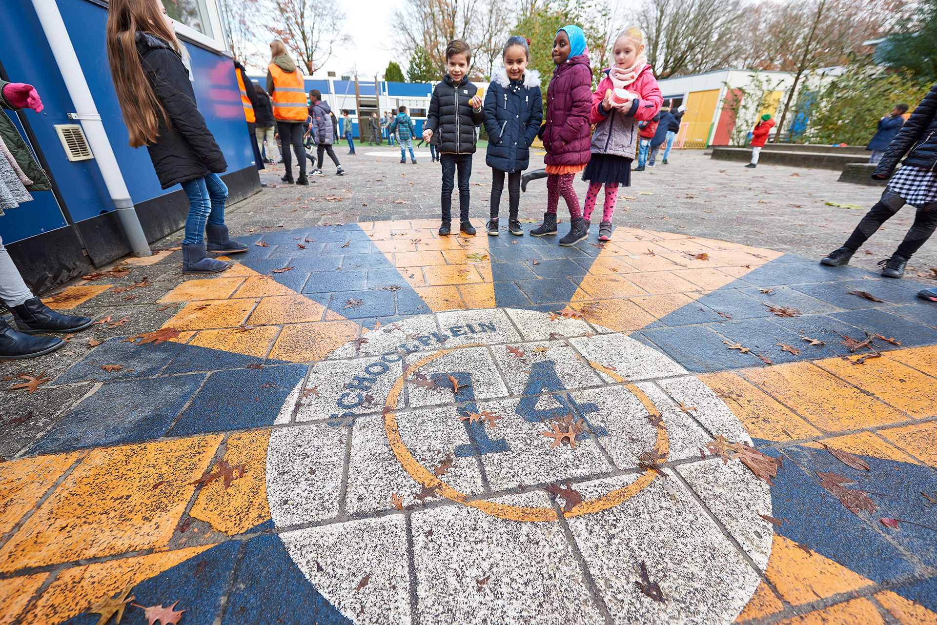 Leerlingen op het schoolplein 