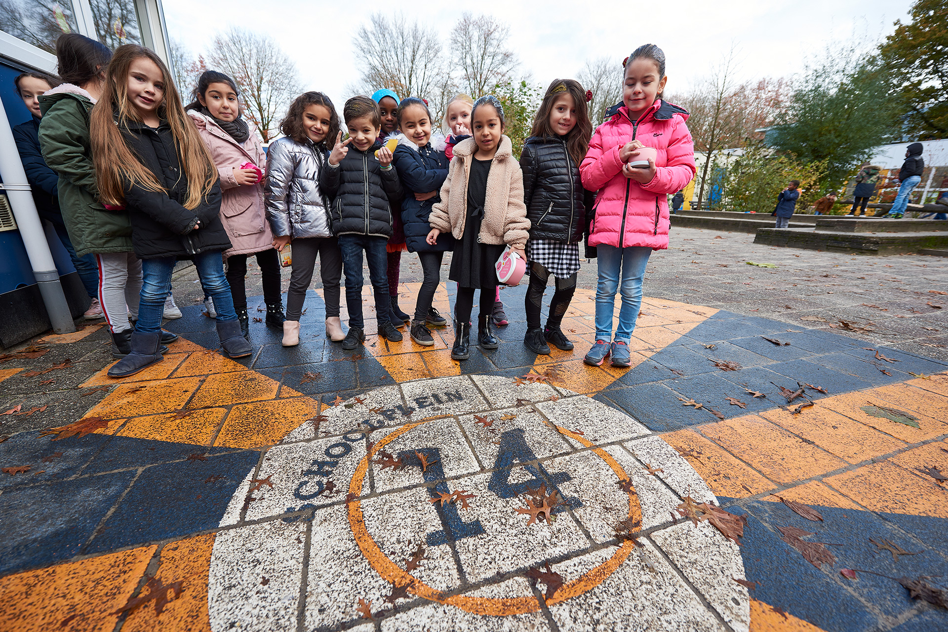 Leerlingen op het schoolplein 