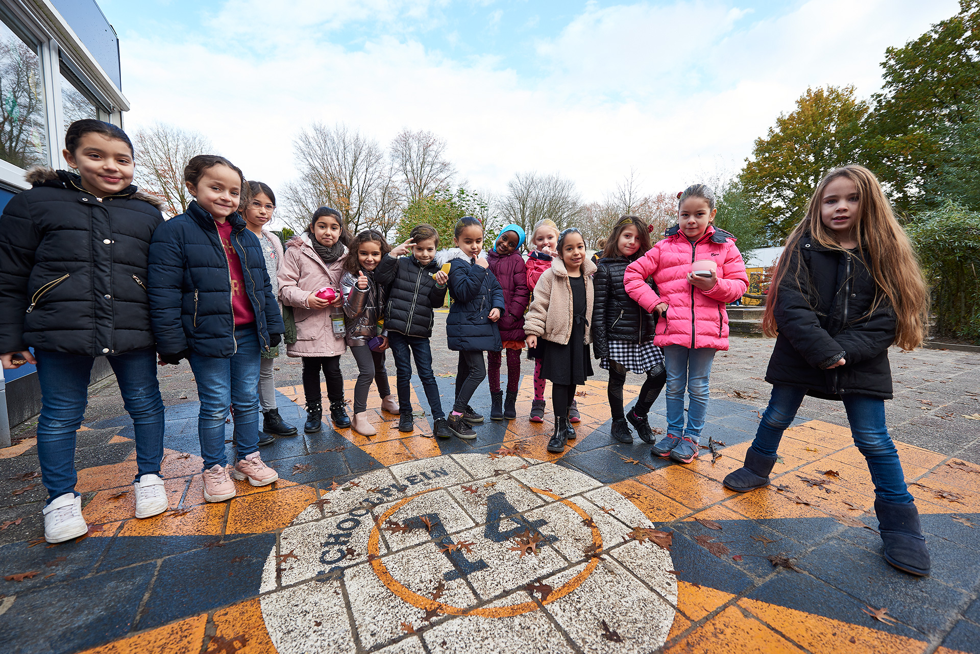 Leerlingen op het schoolplein 