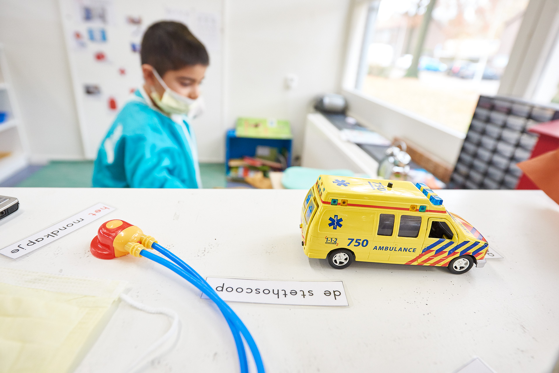 Leerlingen in het klaslokaal die doktertje aan het spelen zijn