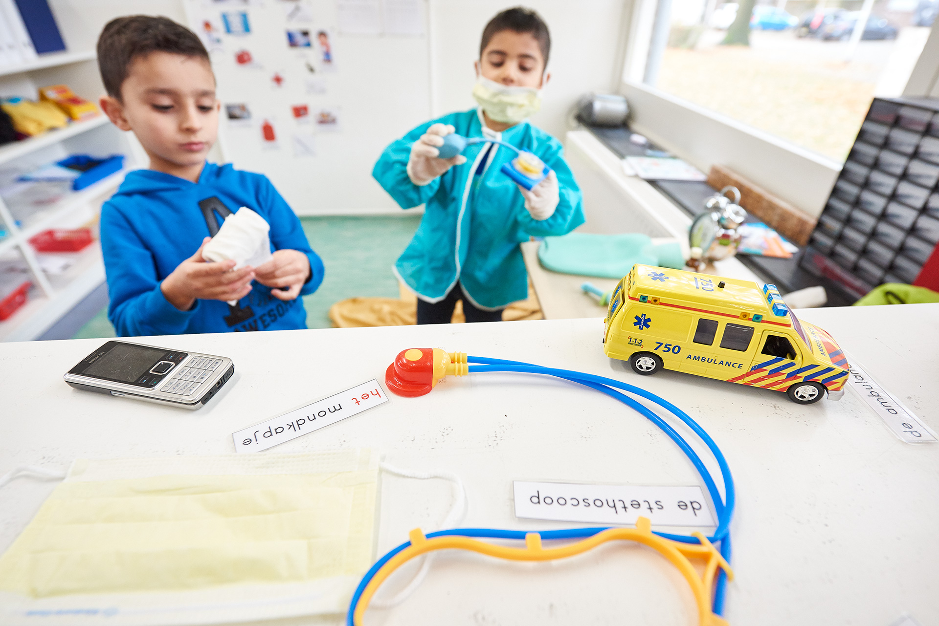Leerlingen in het klaslokaal die doktertje aan het spelen zijn
