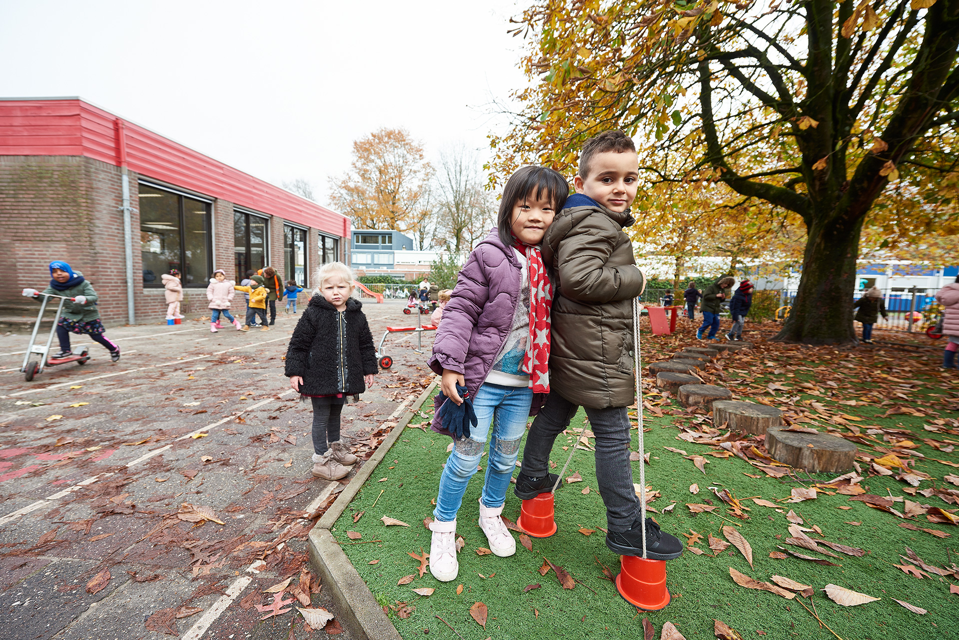 Leerlingen op het schoolplein