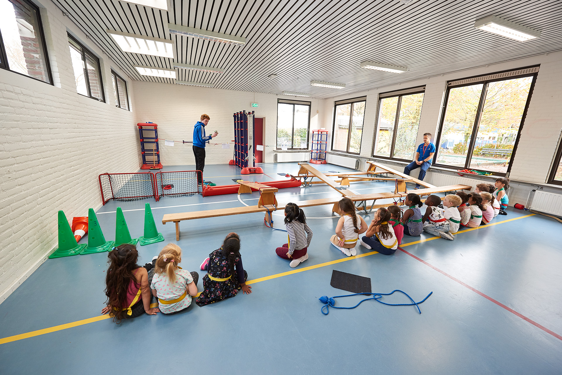 Leerlingen in het gymlokaal