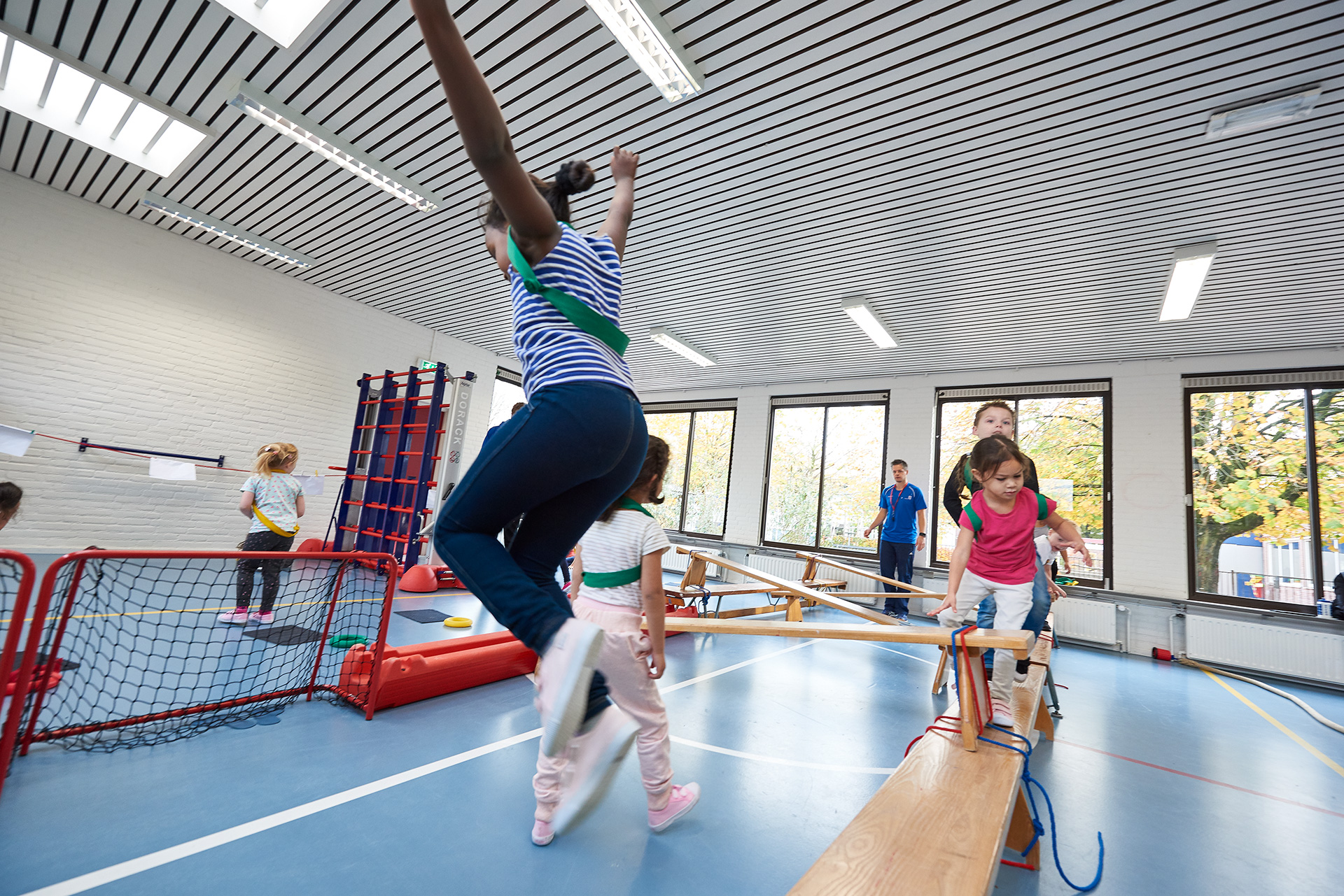 Leerlingen in het gymlokaal