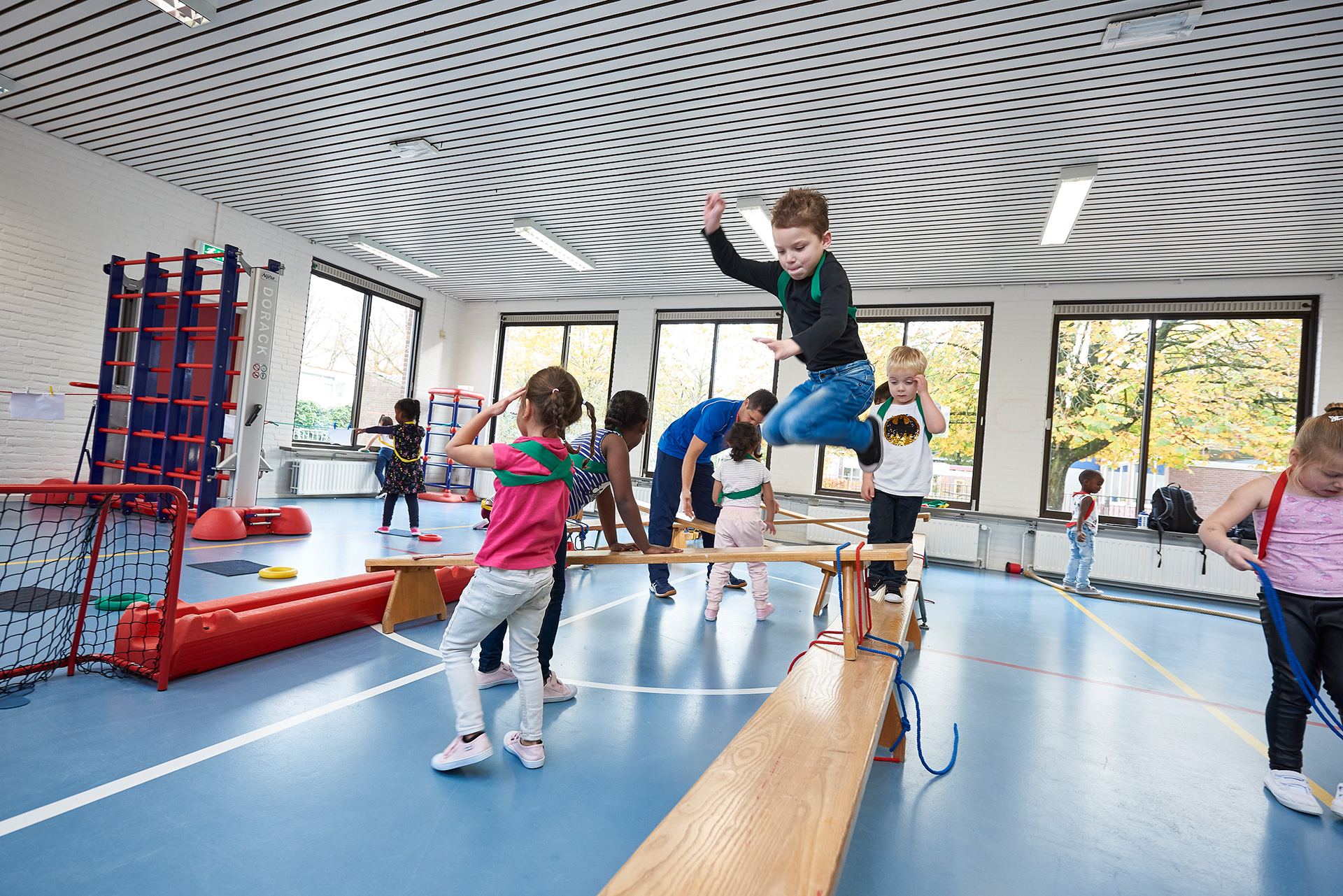 Leerlingen in het gymlokaal