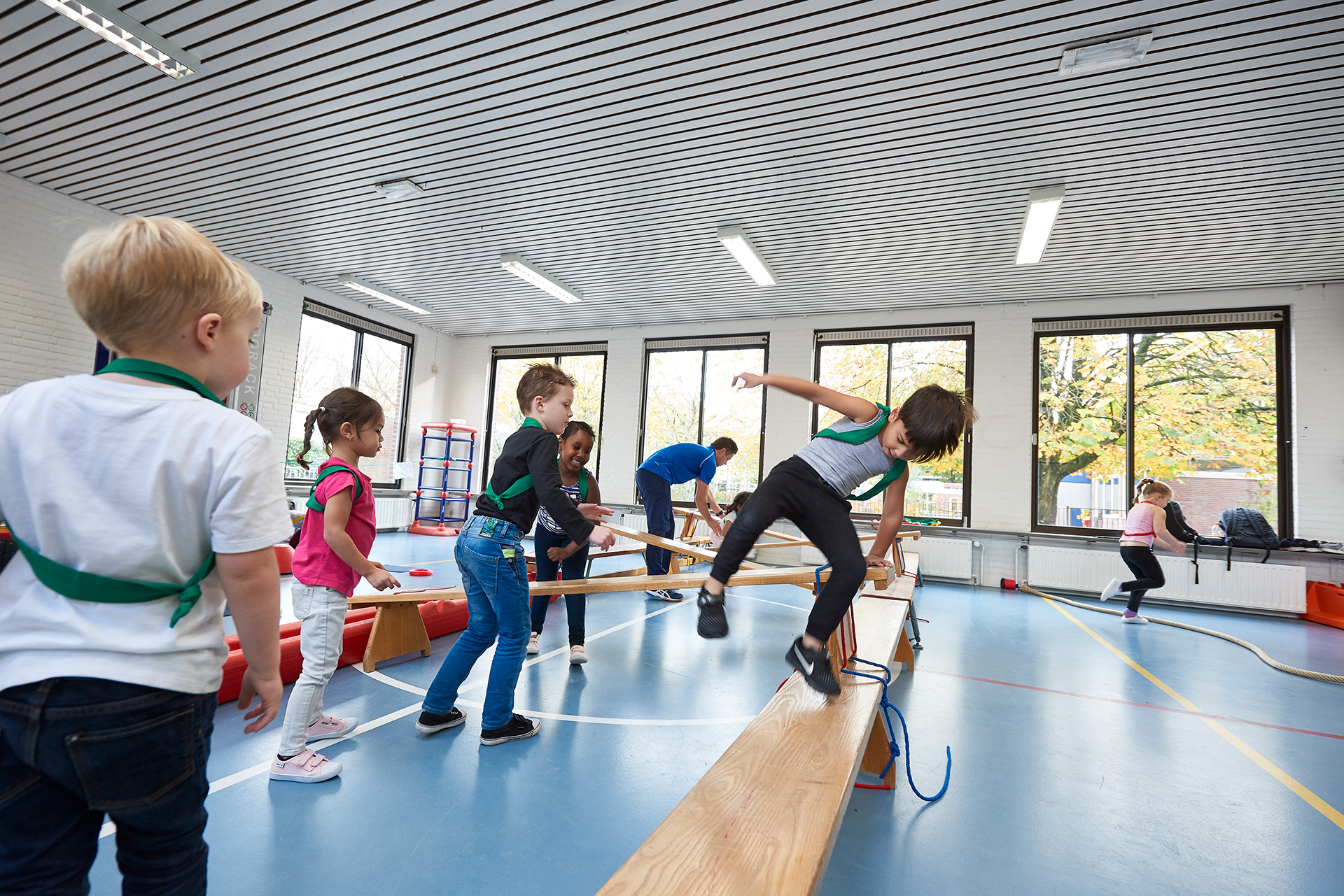 Leerlingen in het gymlokaal