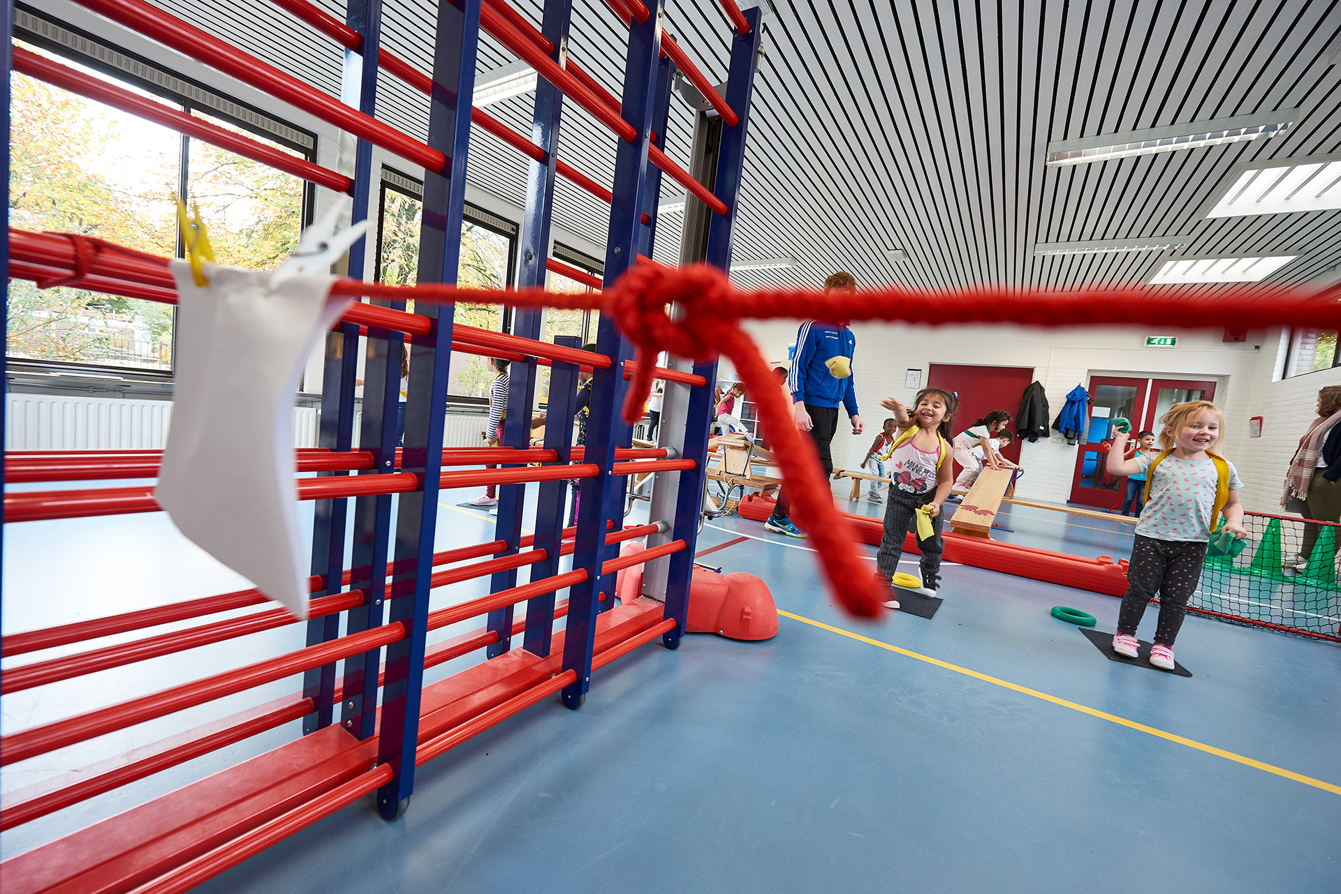 Leerlingen in het gymlokaal