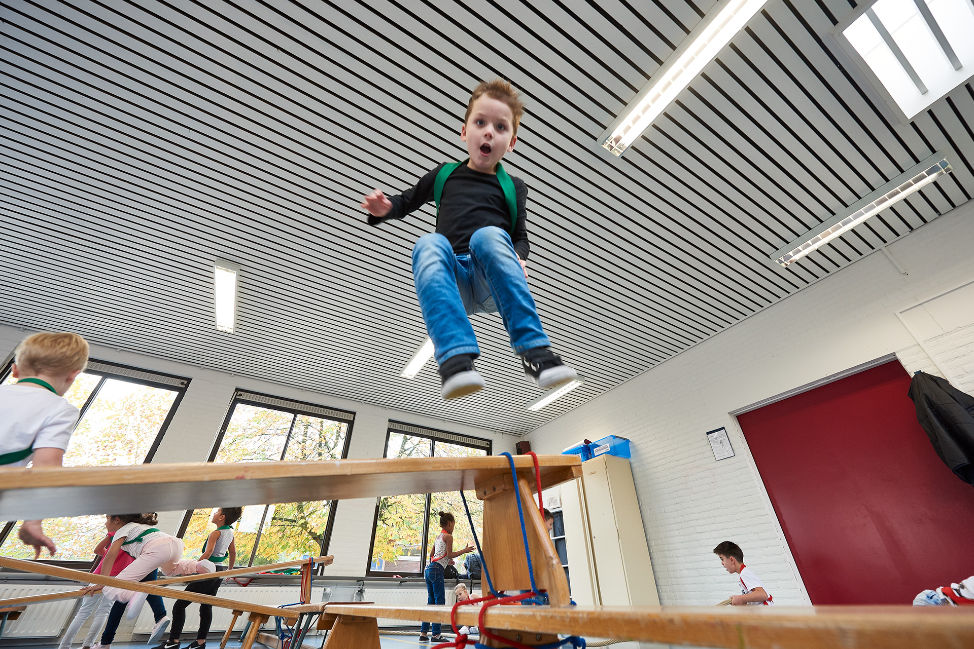 Leerlingen in het gymlokaal