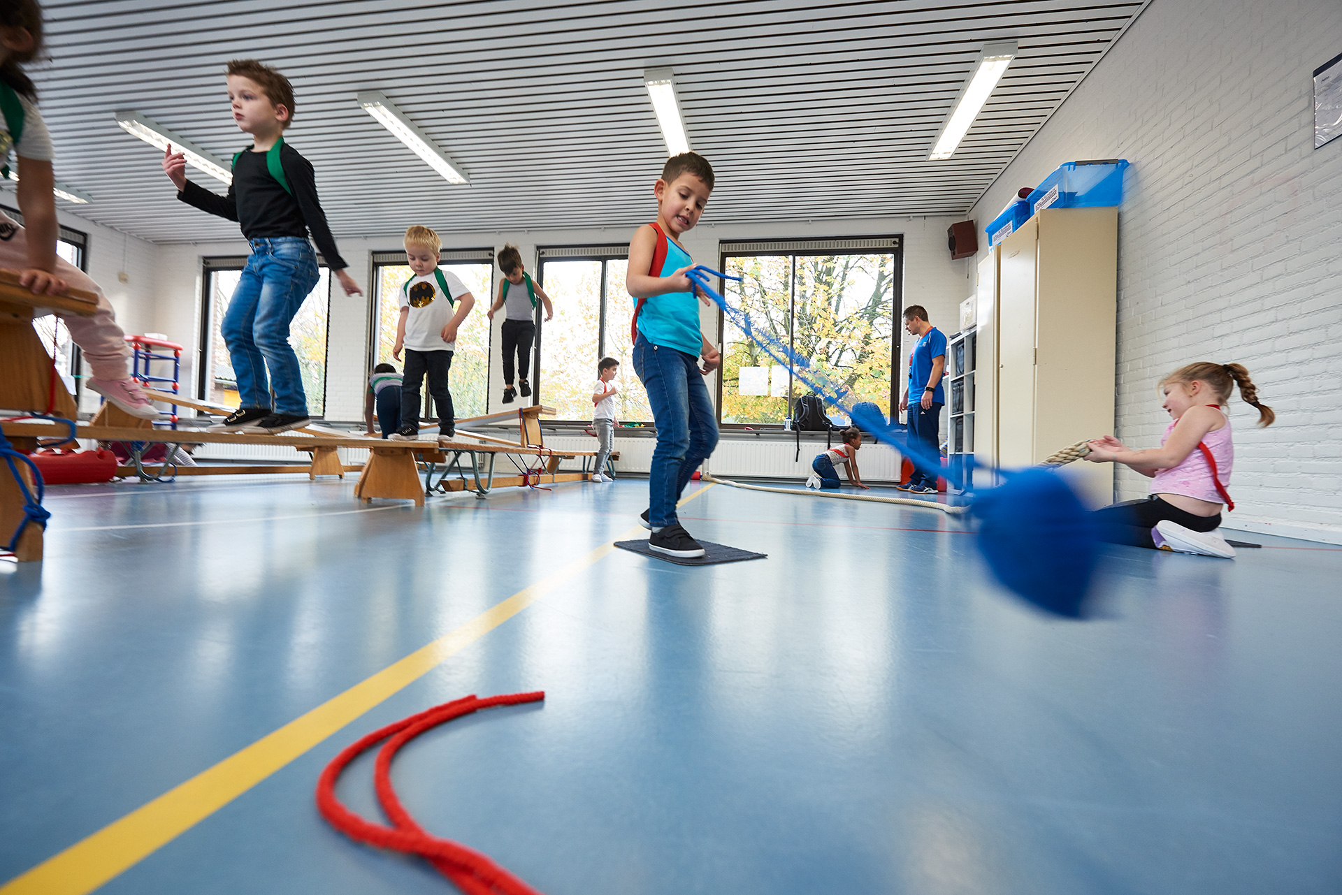 Leerlingen in het gymlokaal