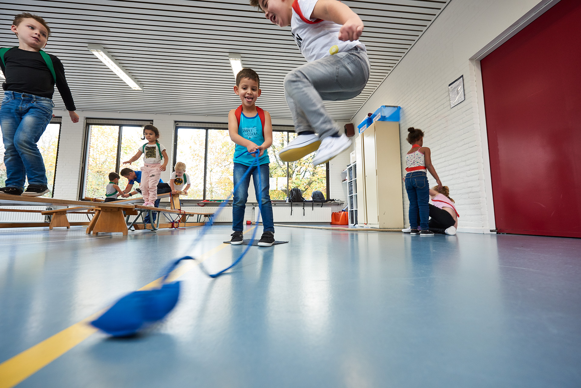 Leerlingen in het gymlokaal