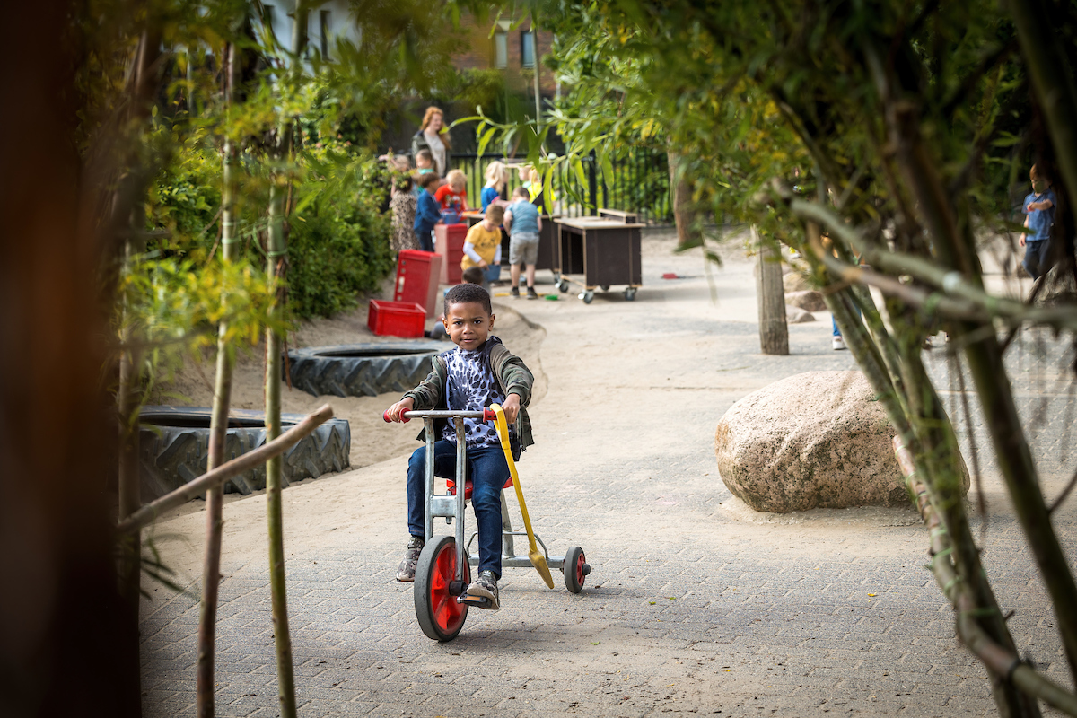 klinkers kleuter buiten fiets