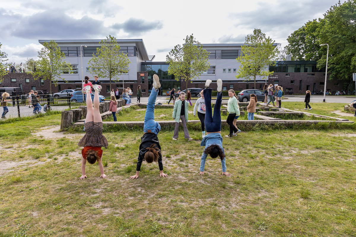 klinkers buitenklas gebouw handstand