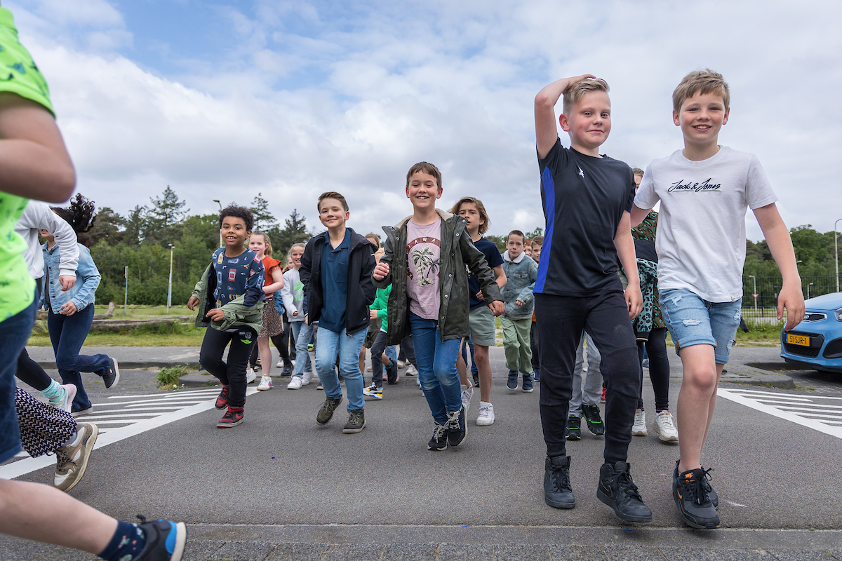 Klinkers oversteken oudere kinderen