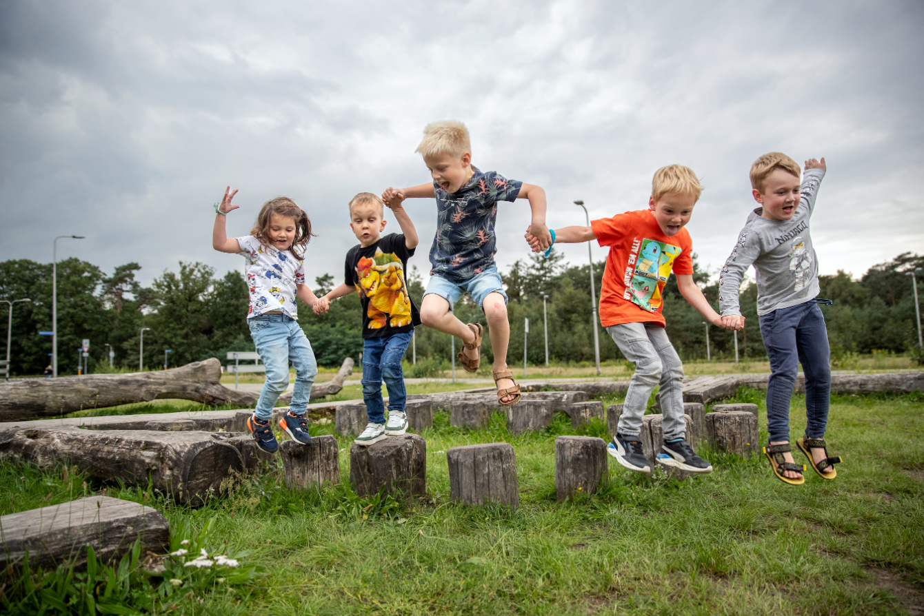 Kinderen springen