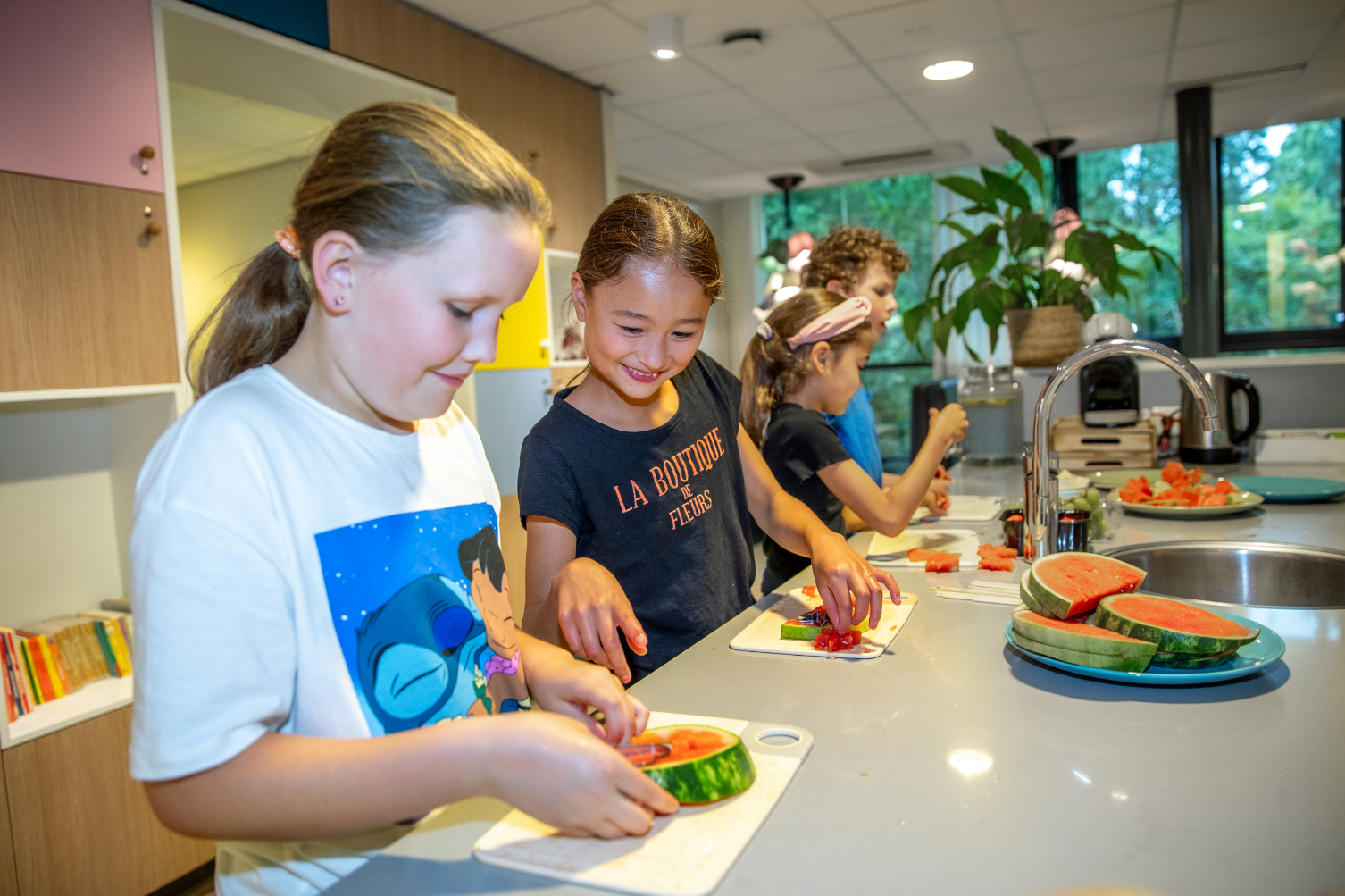 BSO kinderen snijden fruit