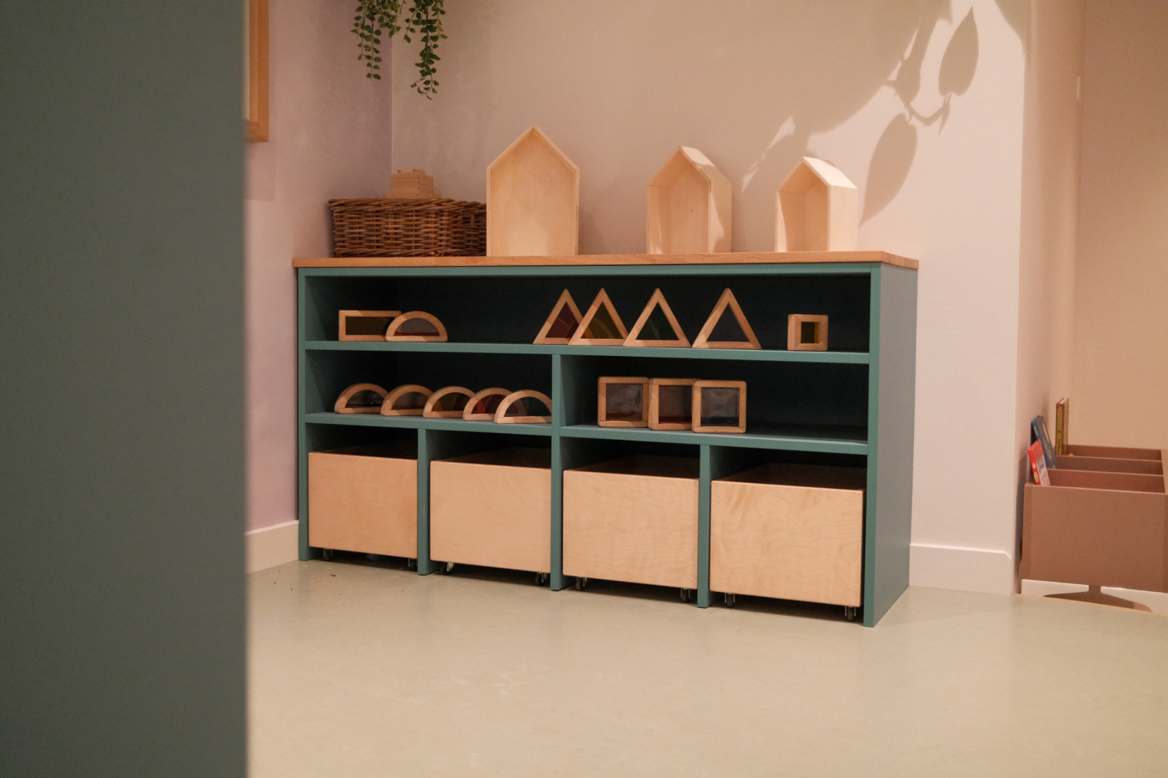 Kast met geometrische vormen