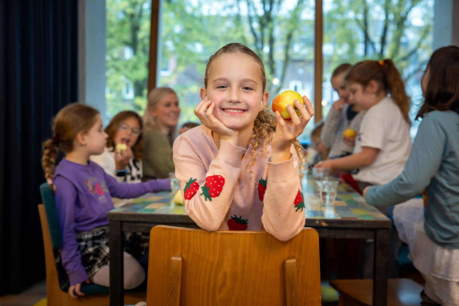 Tafel moment, kind met fruit in hand