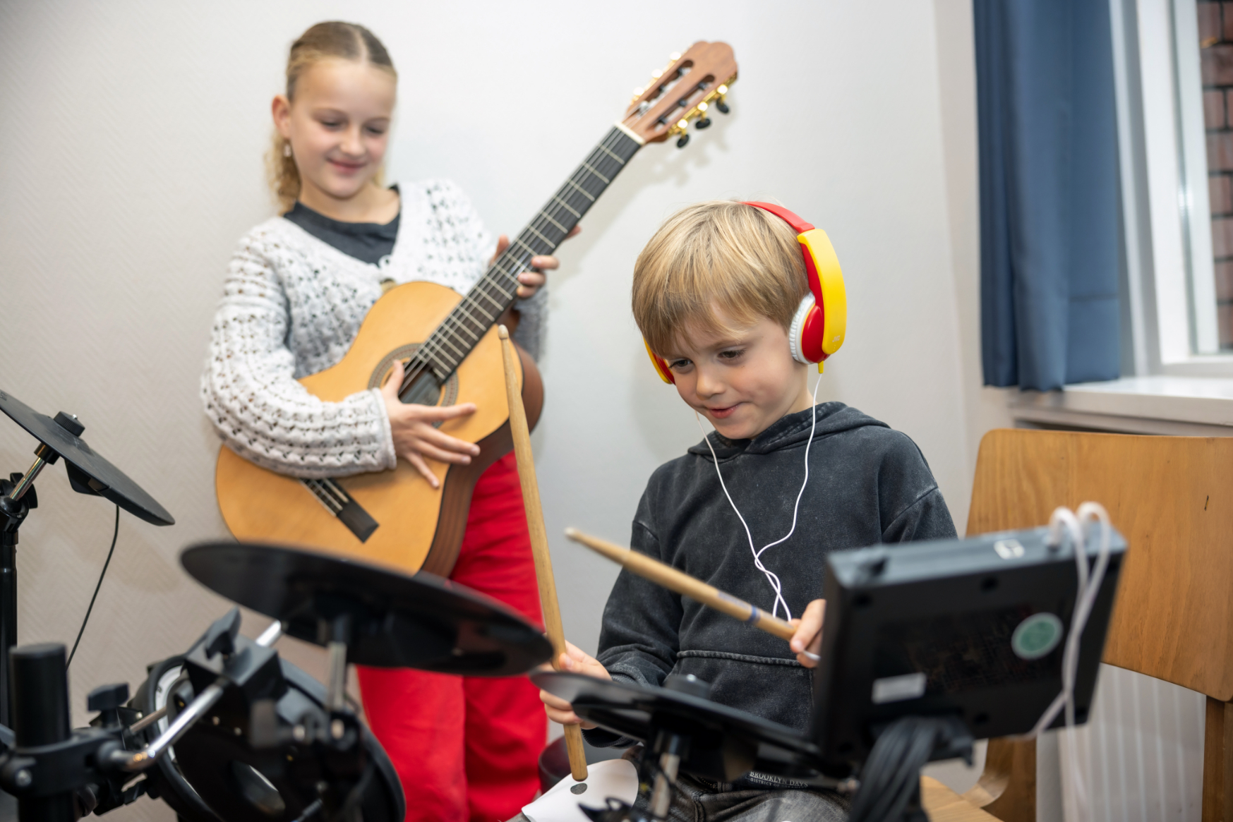 Twee kinderen maken muziek