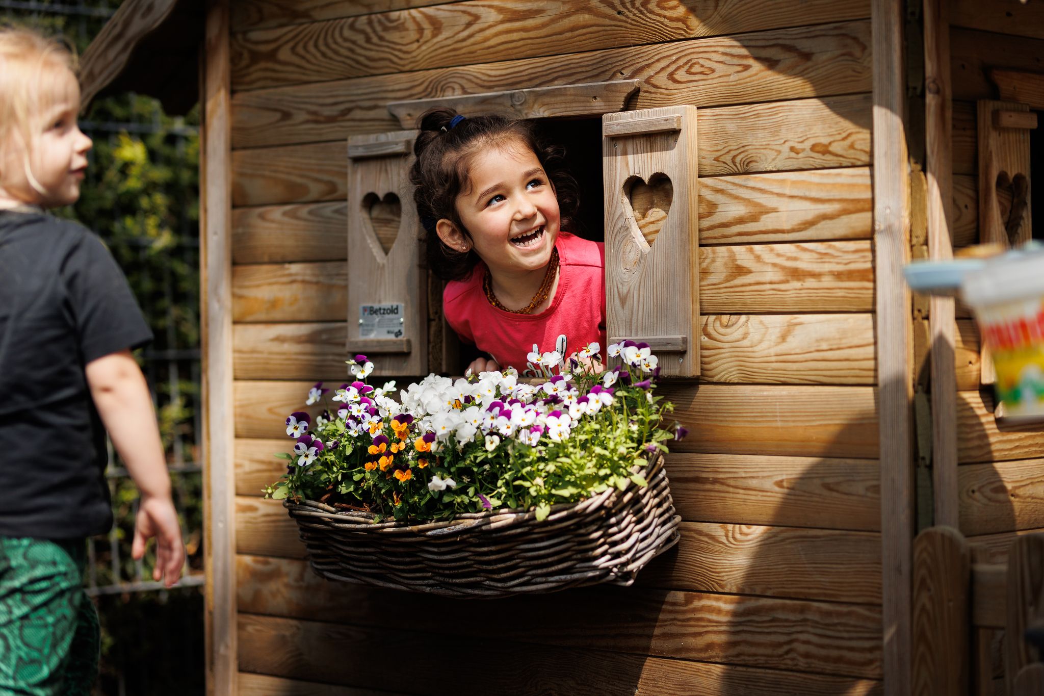 Kind speelt in tuinhuisje