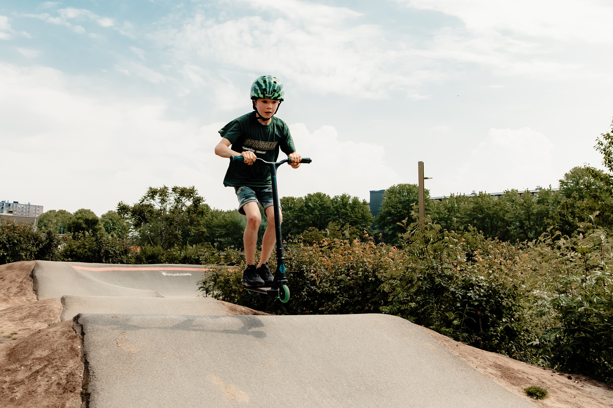 Op de step over de bmx baan