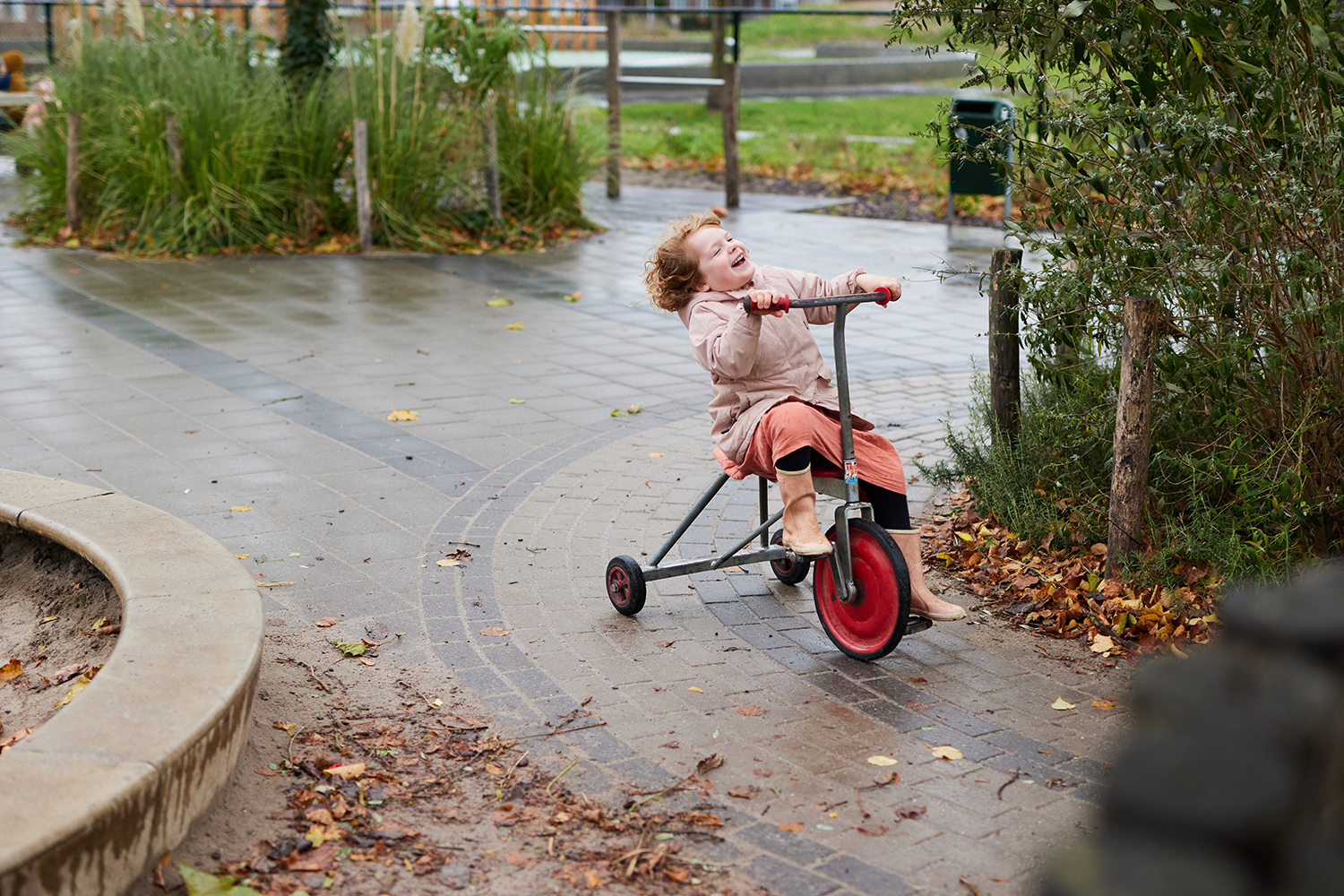 Febe op de kinderfiets