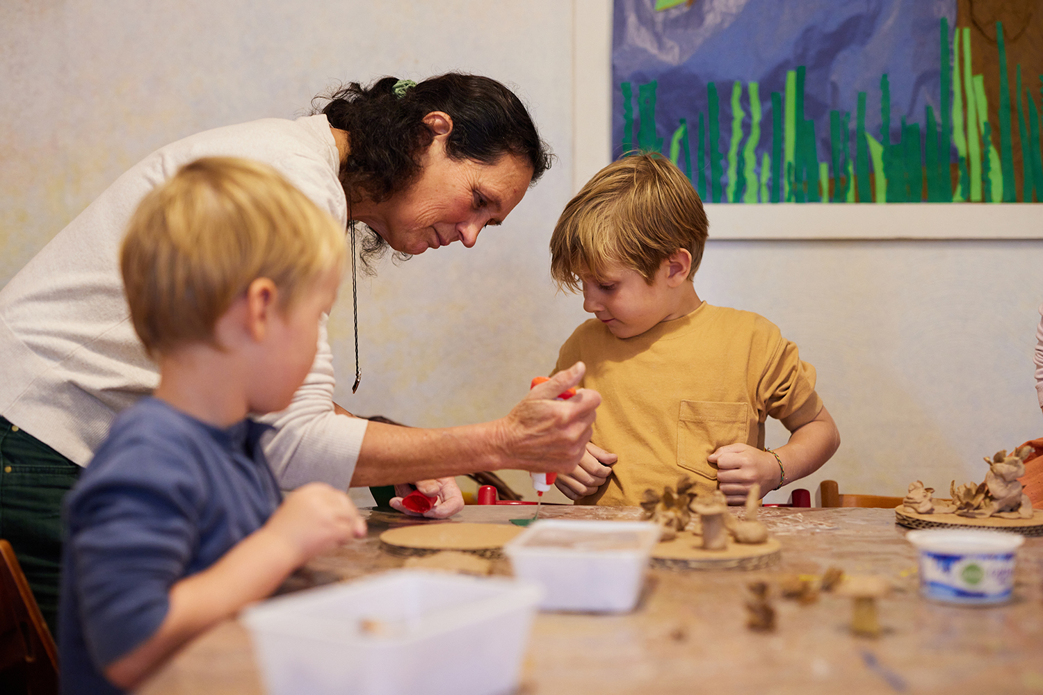 Pedagogisch professional helpt bij knutselen