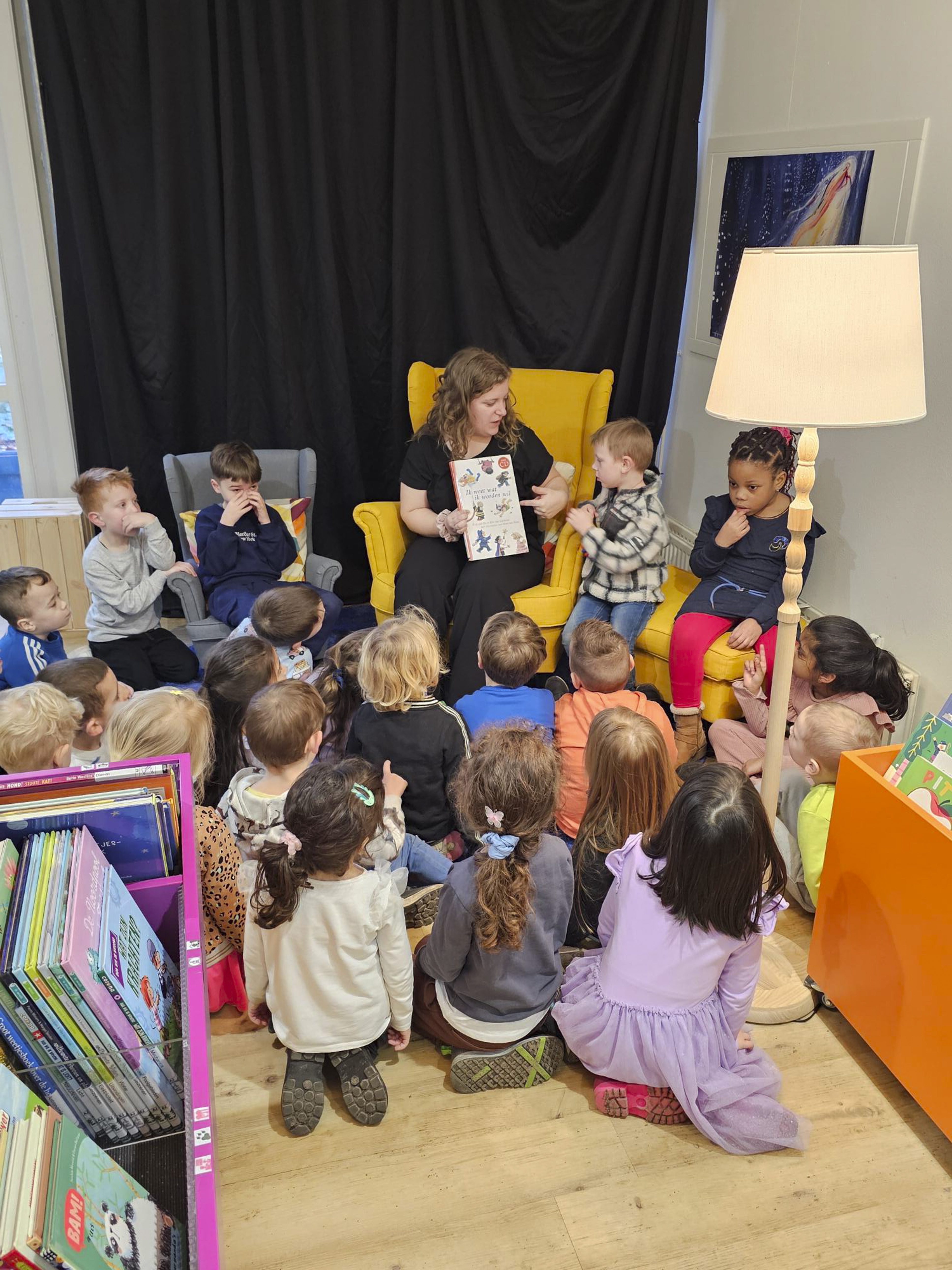 Leerlingen lezen een boekje met de leerkracht.