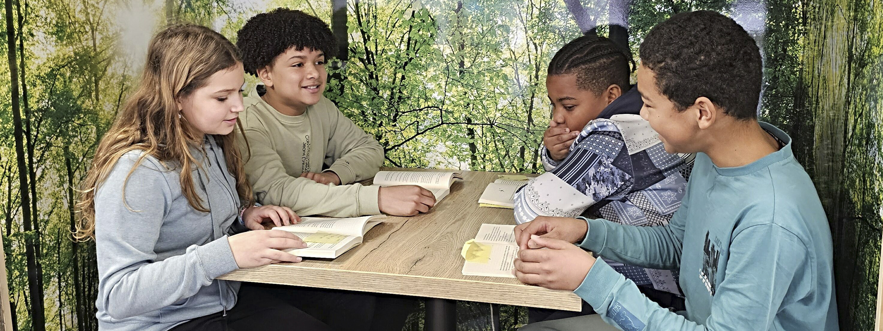 Kinderen aan een tafel
