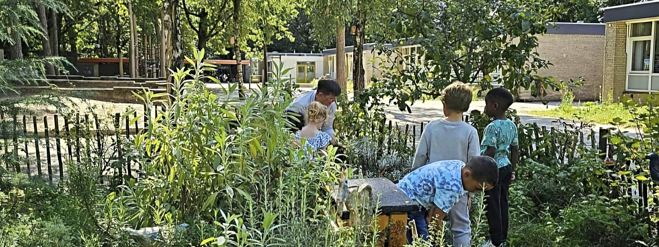 Leerlingen op het schoolplein