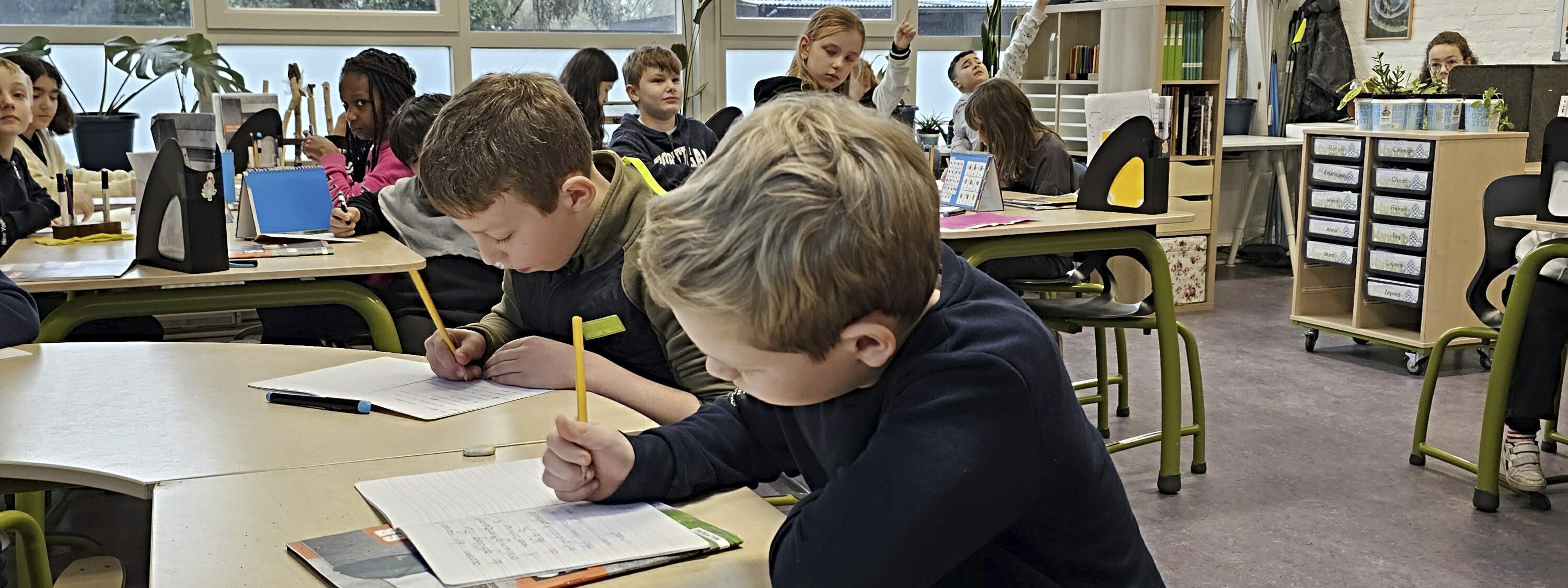 Leerlingen in het klaslokaal aan het werk.