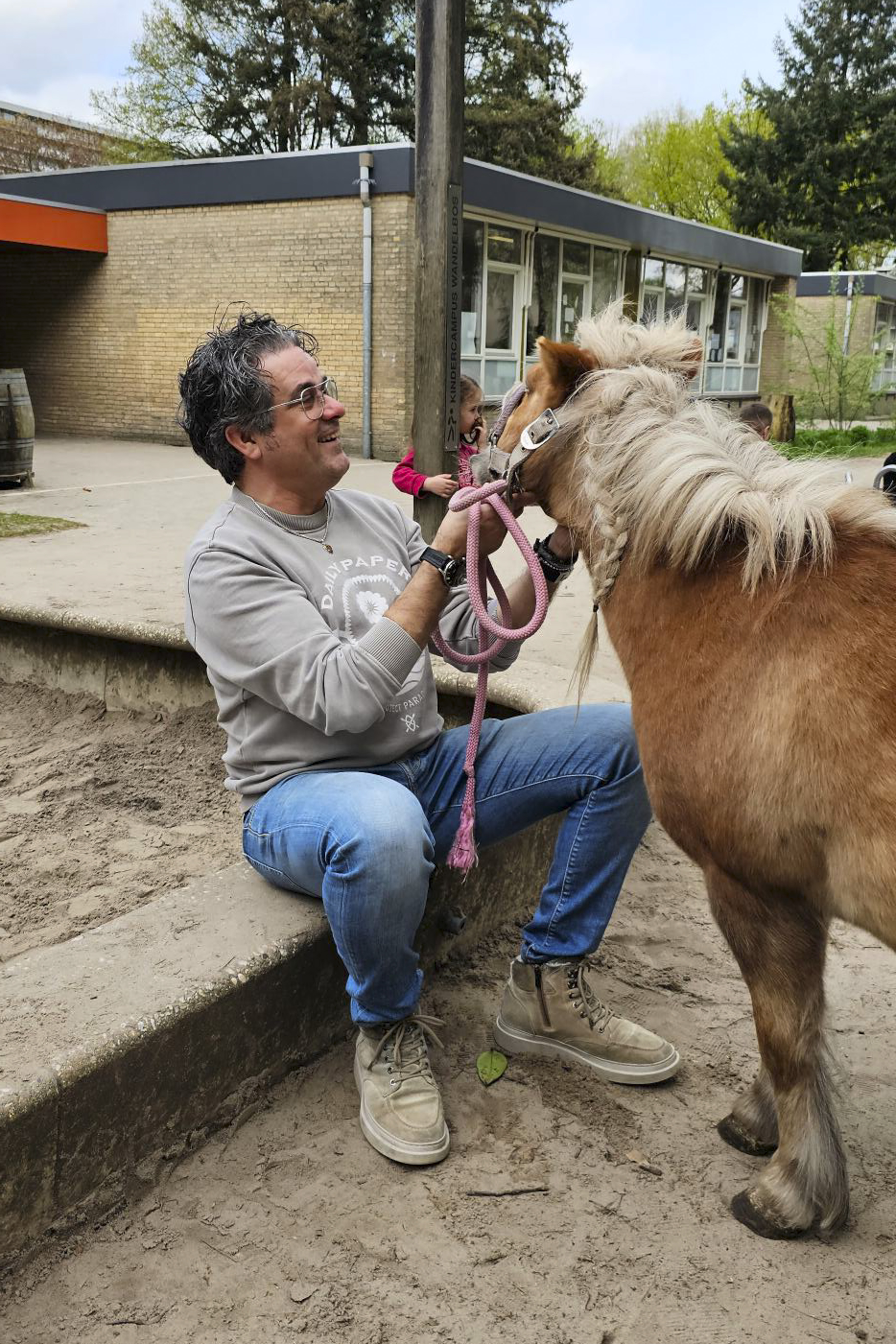 Roberto met pony