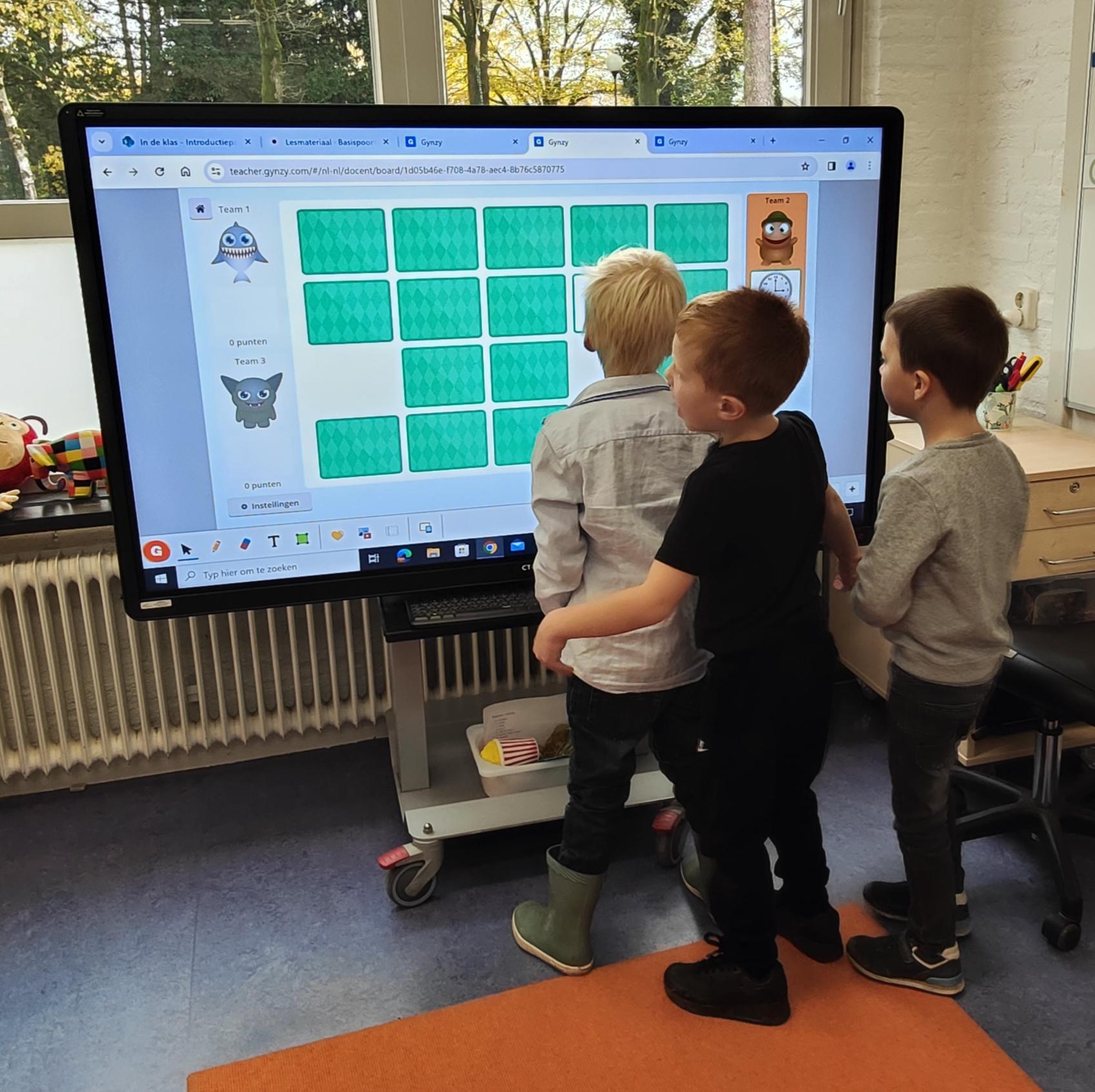 Kinderen voor een schoolbord