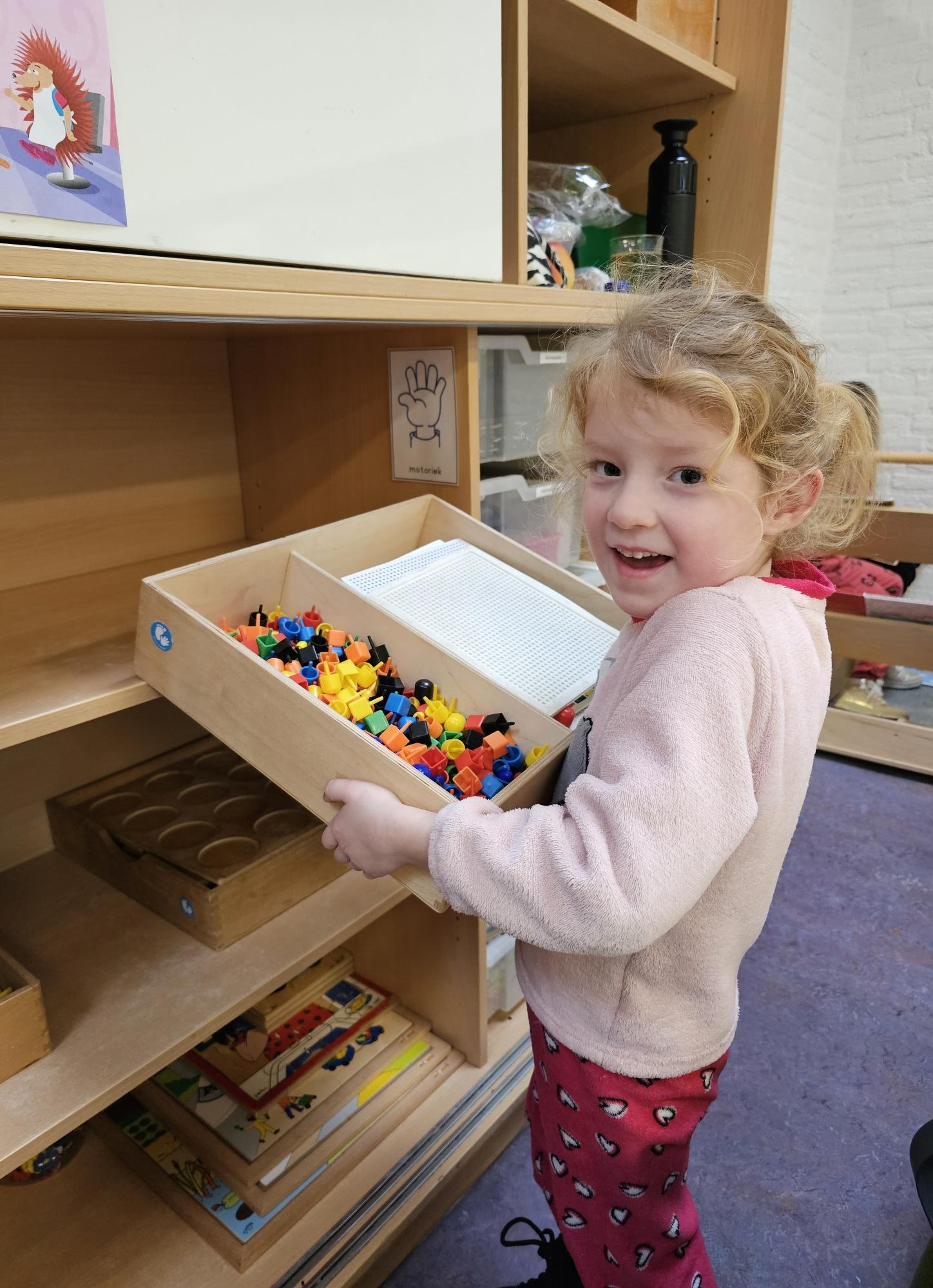 Leerling met kralenplank Basisschool Wandelbos Tilburg