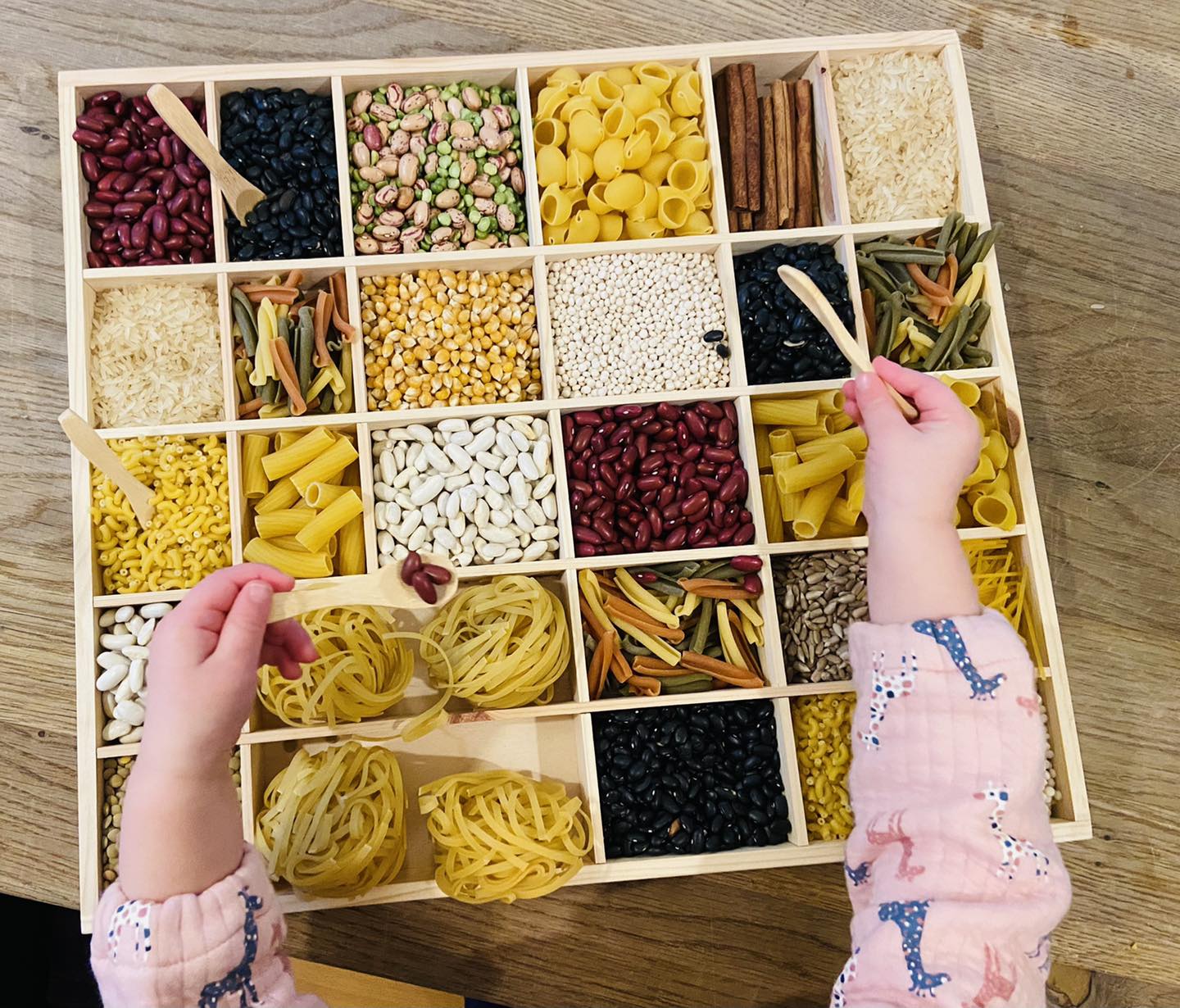 Sensorische bak met pasta