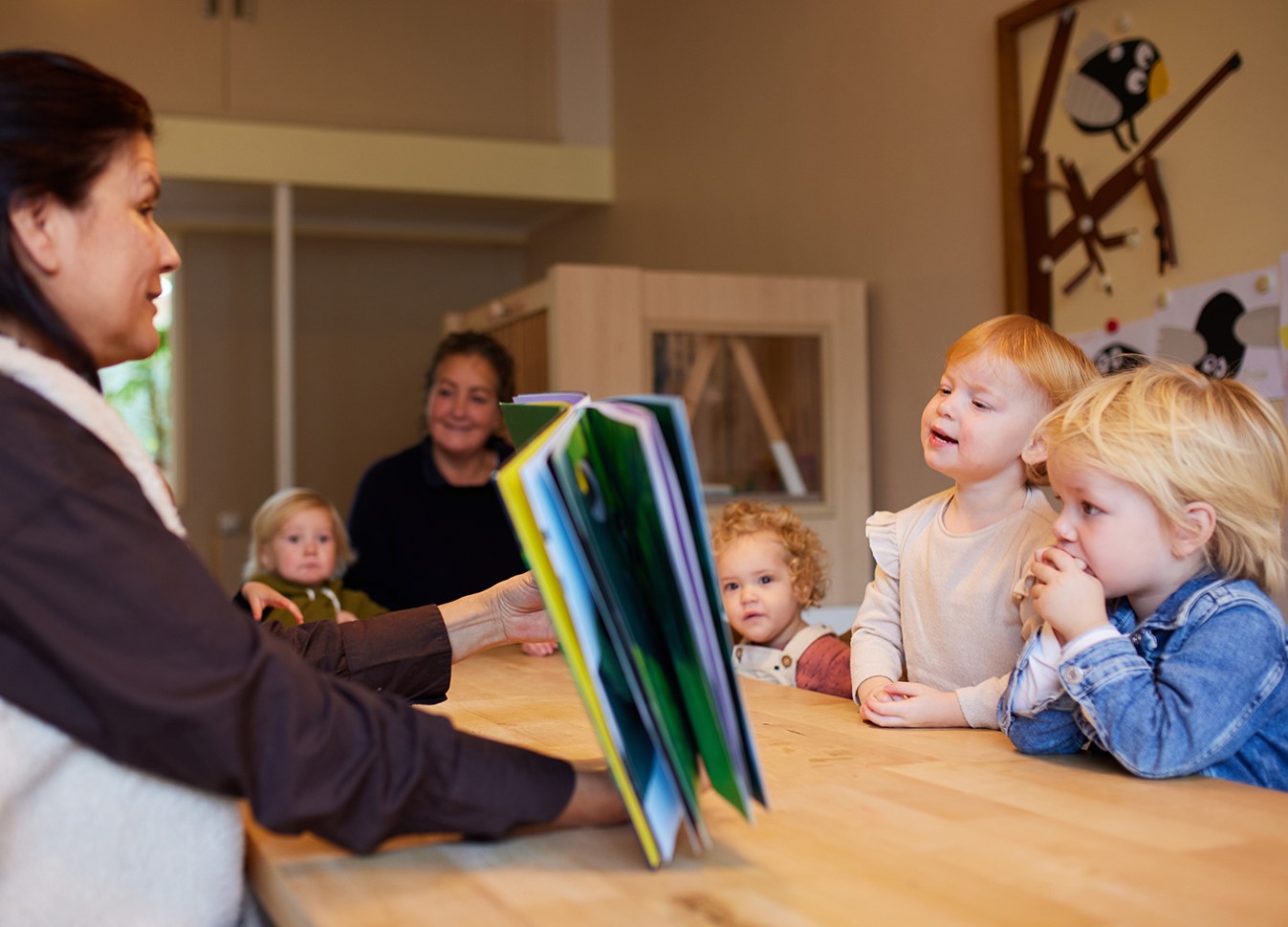 Boekje lezen kinderdagverblijf Willemijntje