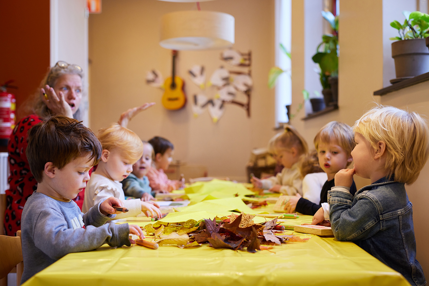 Knutselen bij kinderdagverblijf Willemijntje