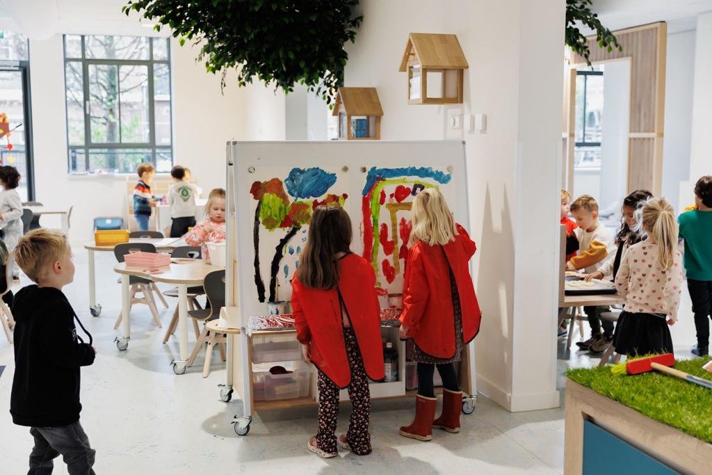 Kinderen schilderen bij Basisschool WillemsPoort