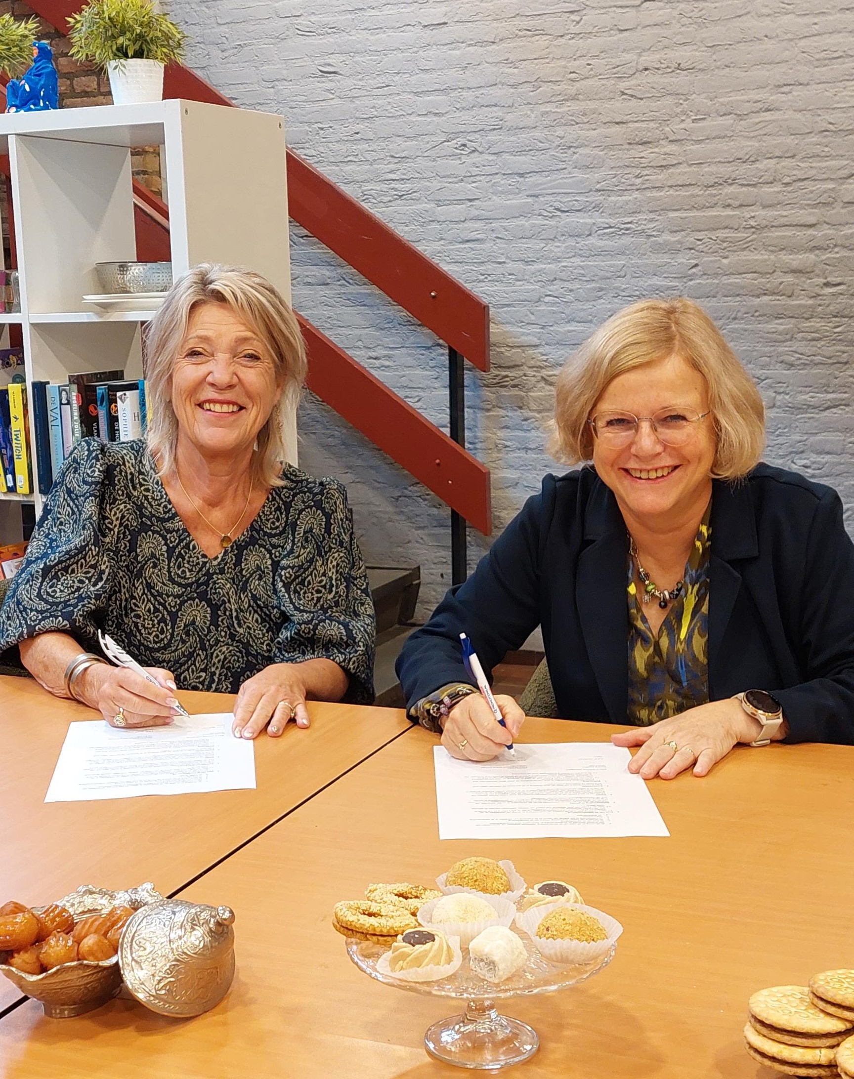 Ondertekening door Carin en Lisette