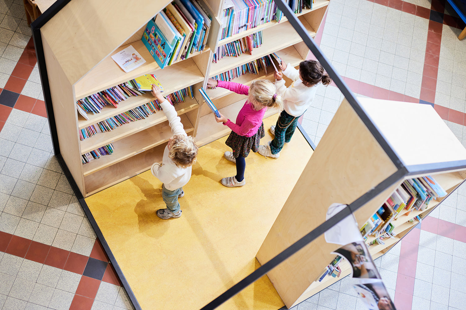 kinderen bij de boekenkast