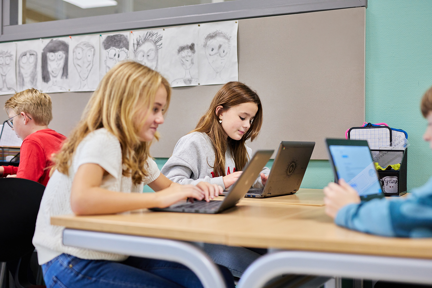 Kinderen in de klas met laptop