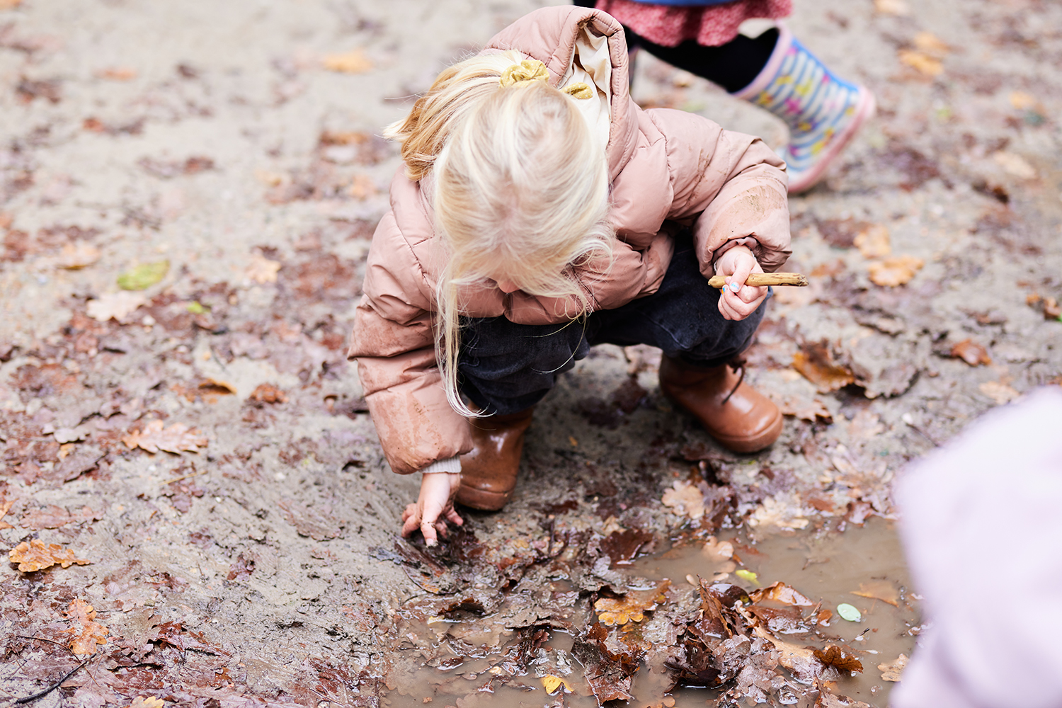 kind met zand en modder