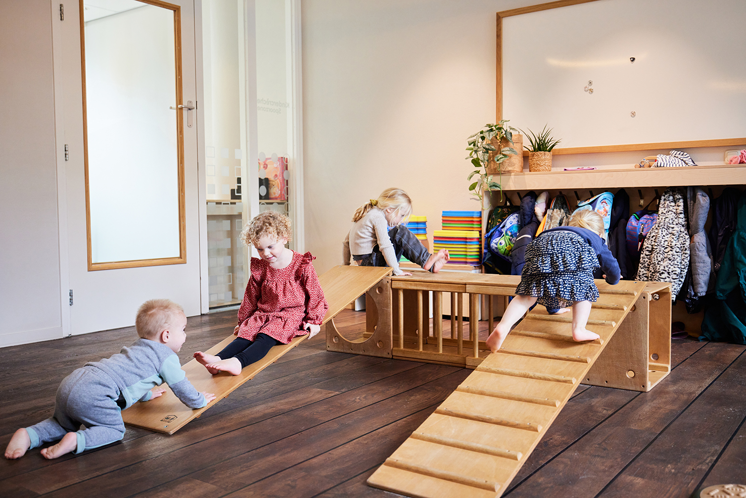 Kinderen spelen bij de kinderopvang